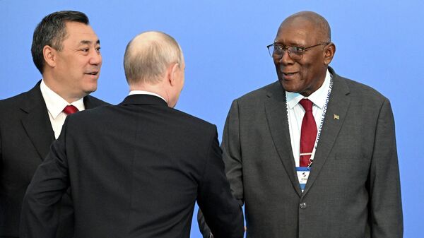 Президент Кыргызстана Садыр Жапаров, президент РФ Владимир Путин и вице-президент Кубы Сальвадор Вальдес Меса на V Евразийском экономическом форуме в Астане - Sputnik Беларусь