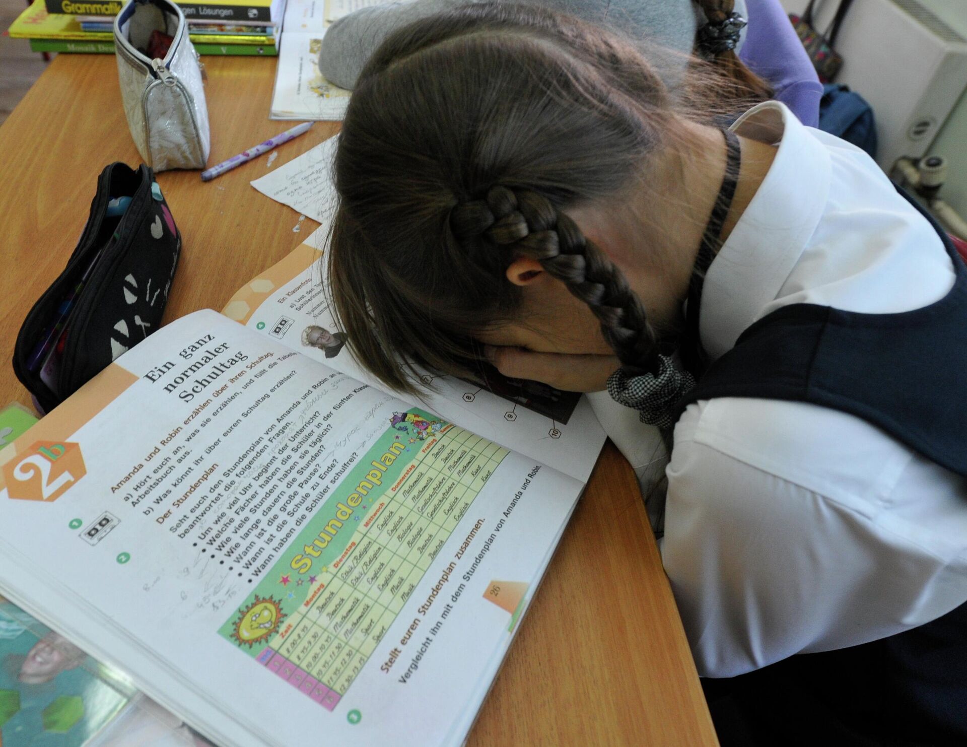 Девочка с учебником немецкого языка. Девочка с учебником немецкого языка. - Sputnik Беларусь, 1920, 29.05.2026