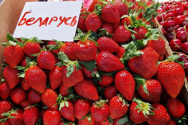 Клубника на Комаровском рынке в Минске Клубника на Комаровском рынке в Минске - Sputnik Беларусь
