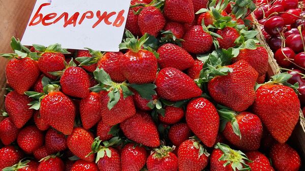 Клубника на Комаровском рынке в Минске - Sputnik Беларусь