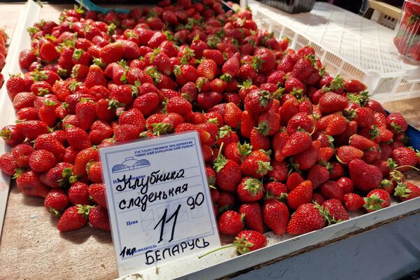 Клубника на Комаровском рынке в Минске Клубника на Комаровском рынке в Минске - Sputnik Беларусь