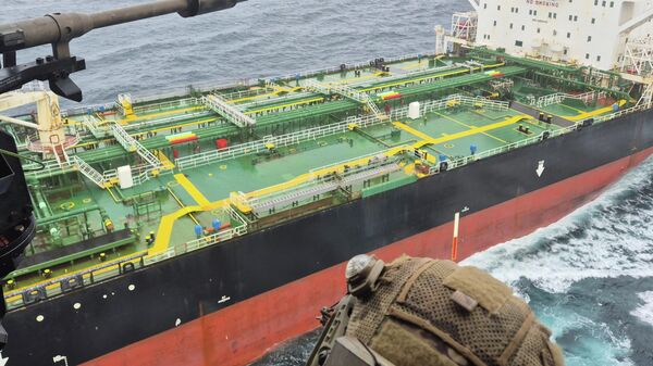 Военнослужащие ВМС Франции приближаются к нефтяному танкеру - Sputnik Беларусь