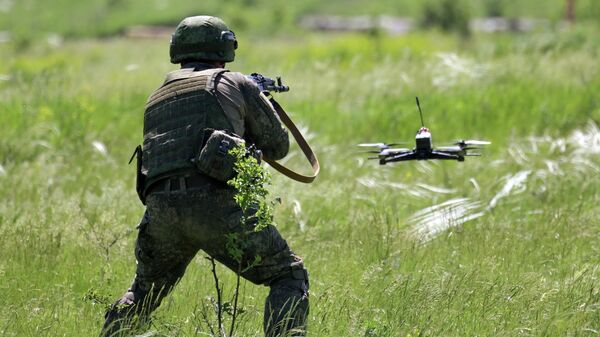 Отработка военнослужащими группировки Запад противодействия FPV-дронам - Sputnik Беларусь