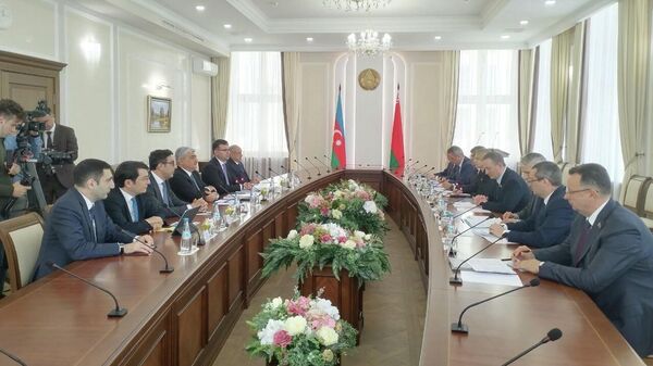 Премьер-министр Беларуси Александр Турчин проводит встречу с вице-премьером Азербайджана Самиром Шарифовым в минском Доме правительства - Sputnik Беларусь