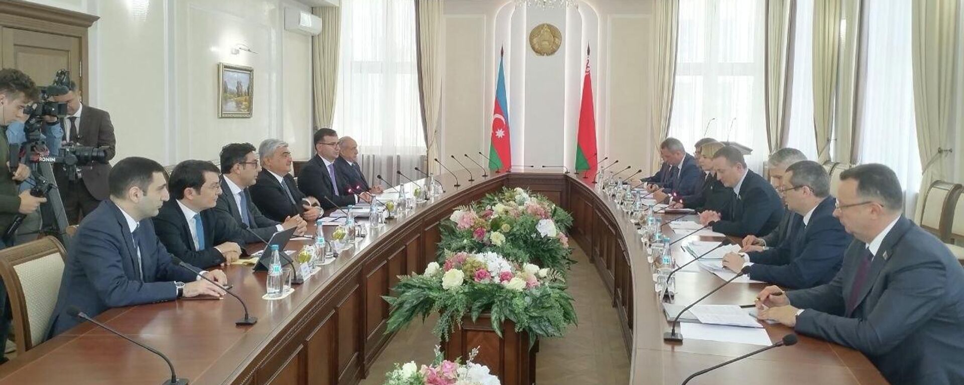 Премьер-министр Беларуси Александр Турчин проводит встречу с вице-премьером Азербайджана Самиром Шарифовым в минском Доме правительства - Sputnik Беларусь, 1920, 02.06.2026