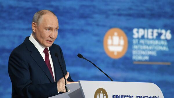  Президент РФ Владимир Путин выступает на пленарном заседании ПМЭФ-2026 - Sputnik Беларусь