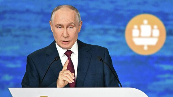 Президент РФ Владимир Путин на пленарном заседании ПМЭФ - Sputnik Беларусь