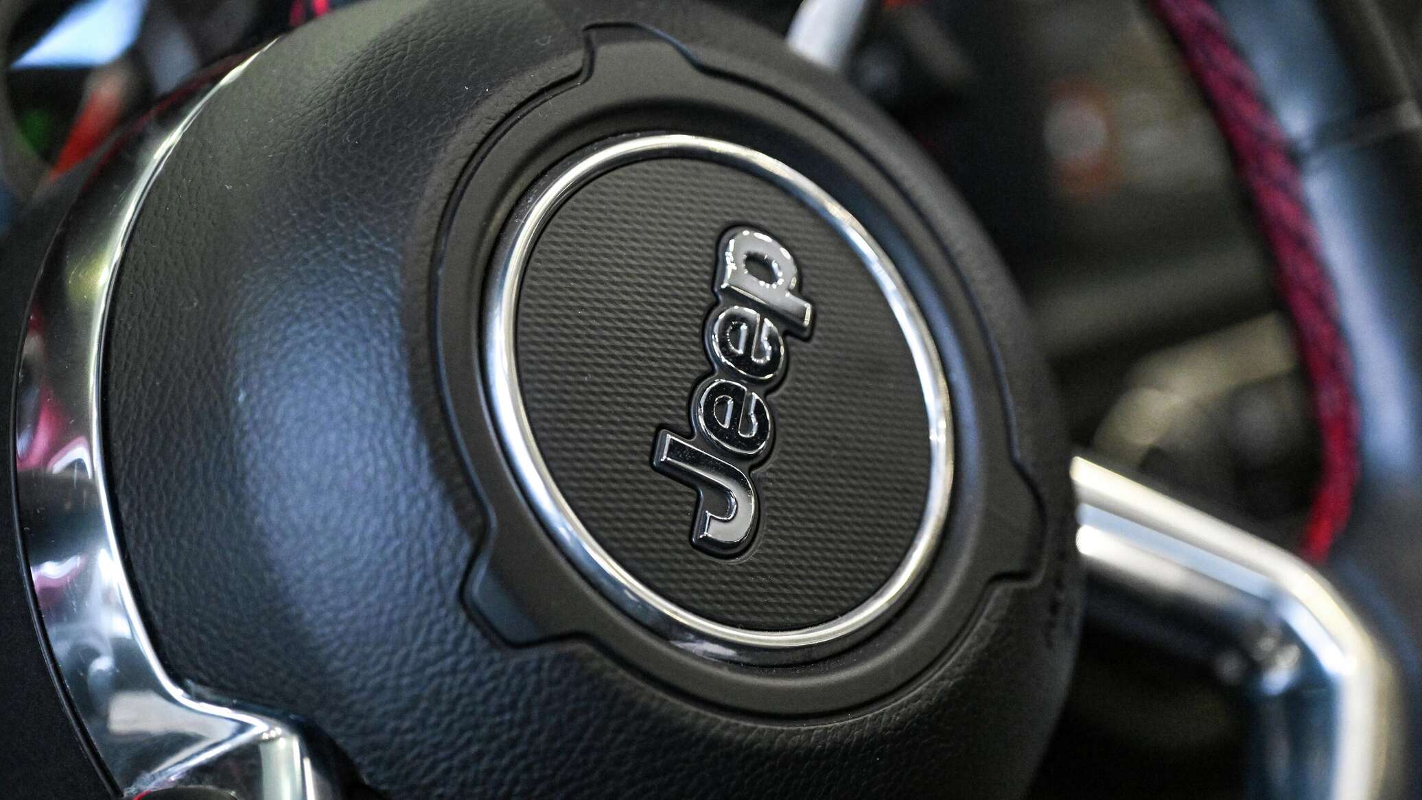 Более 1,3 млн автомобилей Jeep отзывают по всему миру из-за риска возгорания
