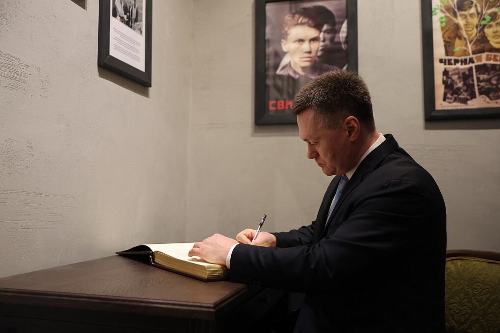 Игорь Краснов в музее мемориального комплекса Хатынь - Sputnik Беларусь, 1920, 09.06.2026