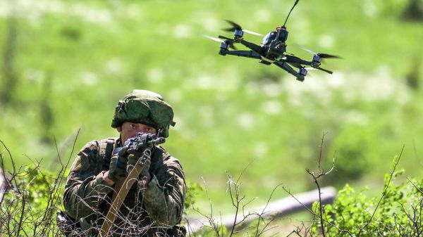 Отработка военнослужащими группировки Запад противодействия FPV-дронам - Sputnik Беларусь