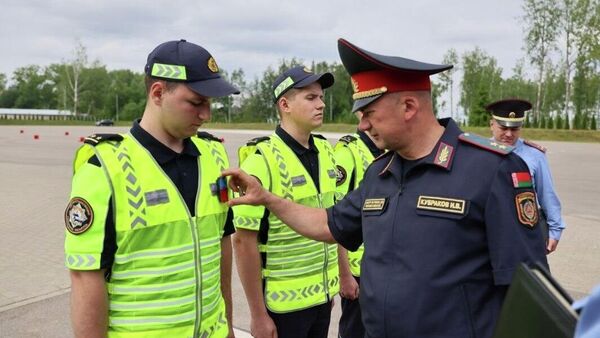 Глава МВД Беларуси Иван Кубраков ознакомился с новациями в форменном обмундировании сотрудников ДПС - Sputnik Беларусь