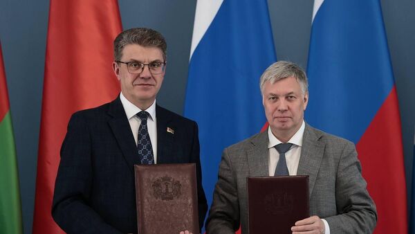 Председатель Мингорисполкома Владимир Кухарев и губернатор Ульяновской области Алексей Русских - Sputnik Беларусь