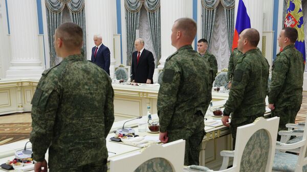 Сустрэча прэзідэнта РФ Уладзіміра Пуціна з удзельнікамі СВА ў Дзень Расіі - Sputnik Беларусь