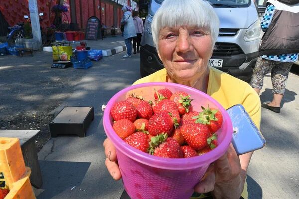 Местные жители продают клубнику проезжающим мимо гостям района - Sputnik Беларусь
