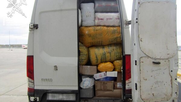 Остановленный грузовик IVECO, в котором оказался незаконный груз - Sputnik Беларусь