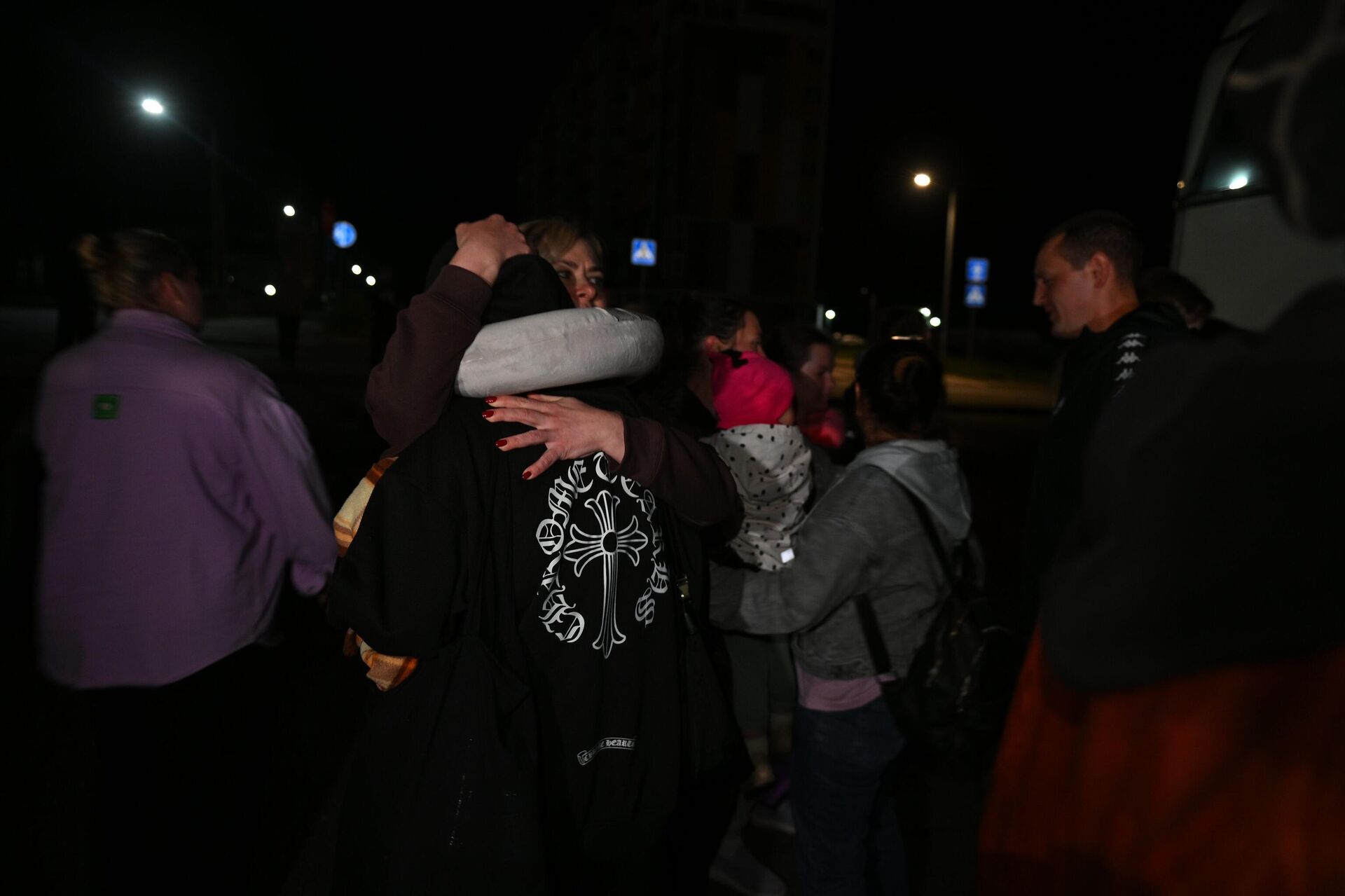 Родители встречают переживших атаку дрона ВСУ в Брянской области детей - Sputnik Беларусь, 1920, 18.06.2026