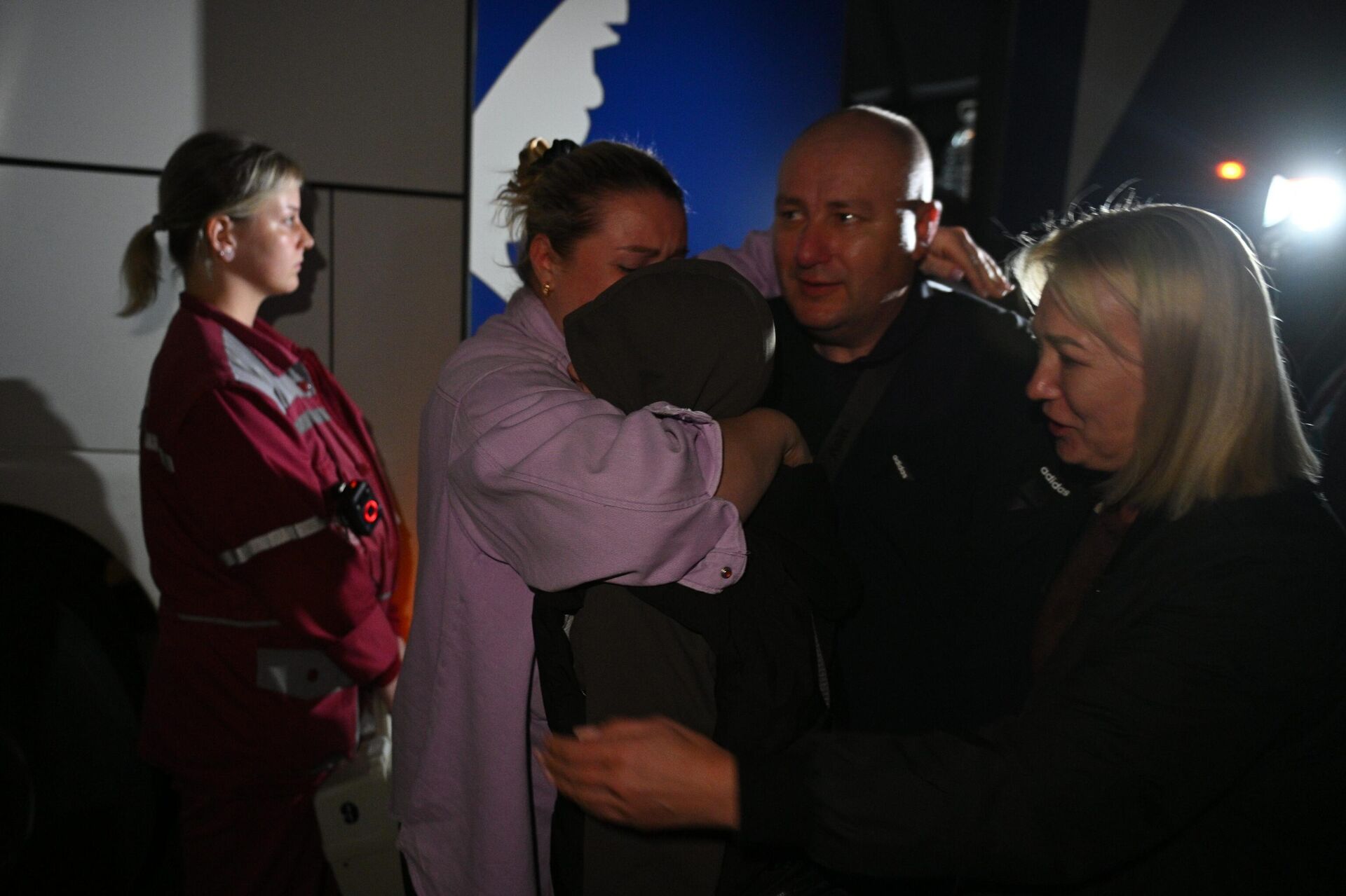Родители встречают переживших атаку дрона ВСУ в Брянской области детей - Sputnik Беларусь, 1920, 18.06.2026