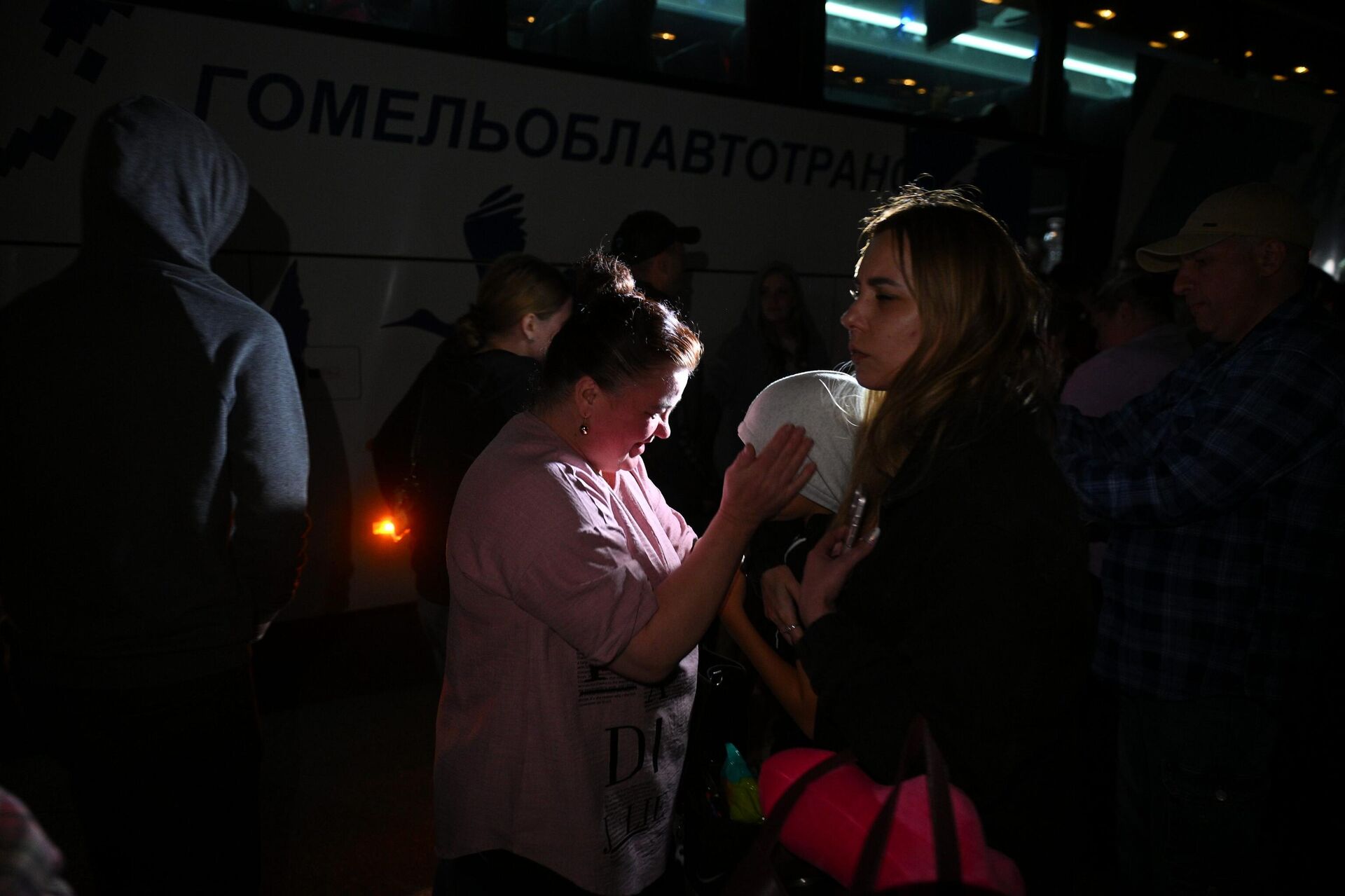 Родные попавшие под атаку детей встречают вернувшихся Родные попавшие под атаку детей встречают вернувшихся - Sputnik Беларусь, 1920, 18.06.2026