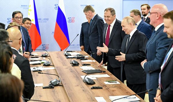 Президент РФ Владимир Путин приветствует филиппинскую делегацию перед встречей с президентом Филиппин Фердинандом Маркосом-младшим. - Sputnik Беларусь