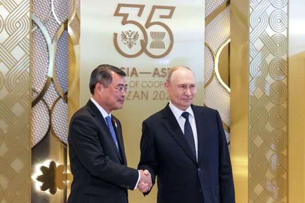 Президент РФ Владимир Путин во время церемонии официальной встречи глав делегаций. Слева: премьер-министр Социалистической Республики Вьетнам Ле Минь Хынг. - Sputnik Беларусь