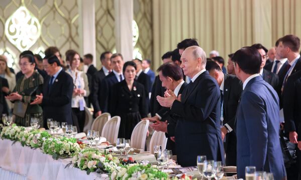 Президент РФ Владимир Путин во время торжественного приема в честь глав делегаций. - Sputnik Беларусь