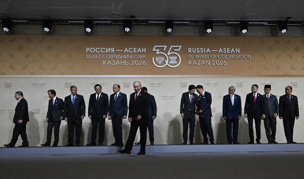 Президент РФ Владимир Путин на церемонии фотографирования глав делегаций. - Sputnik Беларусь