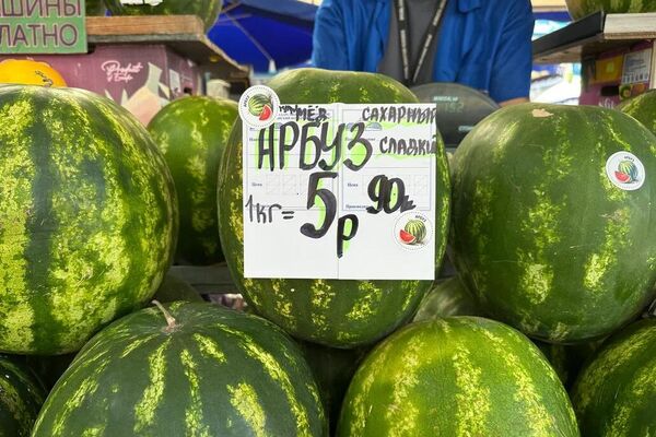 Цветочно и клубнично на Комаровке в июне Цветочно и клубнично на Комаровке в июне - Sputnik Беларусь