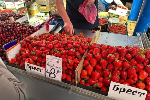 Цветочно и клубнично на Комаровке в июне Цветочно и клубнично на Комаровке в июне - Sputnik Беларусь