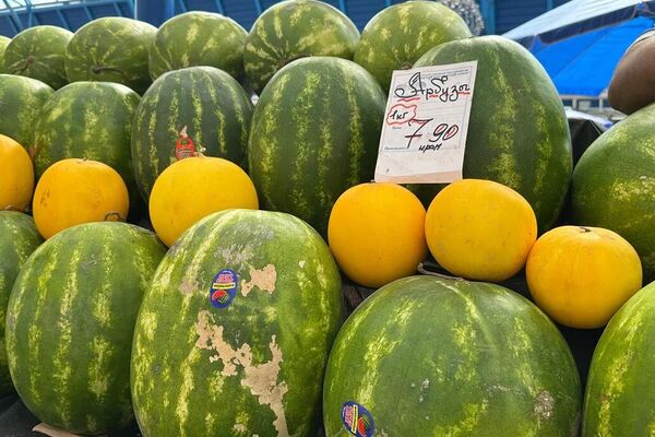 Цветочно и клубнично на Комаровке в июне Цветочно и клубнично на Комаровке в июне - Sputnik Беларусь