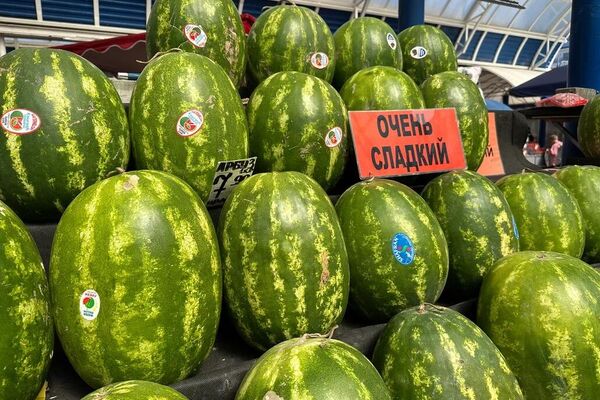Цветочно и клубнично на Комаровке в июне Цветочно и клубнично на Комаровке в июне - Sputnik Беларусь