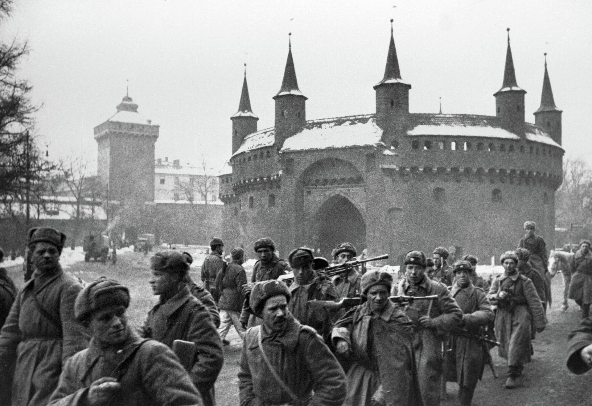 Советские войска проходят по улицам освобожденного Кракова - Sputnik Беларусь, 1920, 18.06.2026