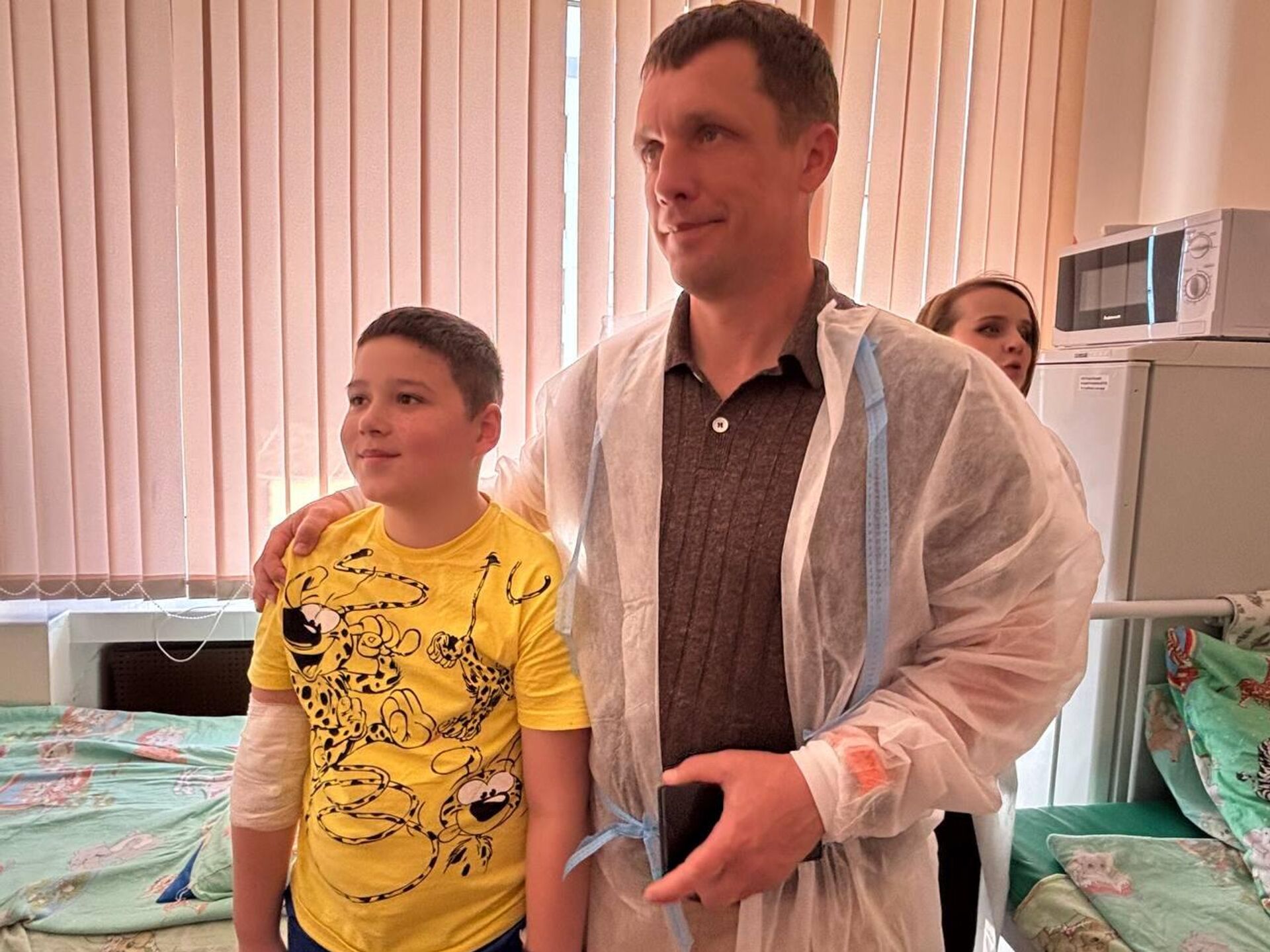 Один из пострадавших при атаке украинского дрона на автобус в Брянской области Ярослав с главным тренером национальной сборной Беларуси по футболу Виктором Ганчаренко Один из пострадавших при атаке украинского дрона на автобус в Брянской области Ярослав с главным тренером национальной сборной Беларуси по футболу Виктором Ганчаренко - Sputnik Беларусь, 1920, 21.06.2026