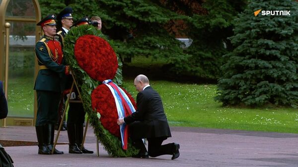 Путин возложил венок к Могиле Неизвестного Солдата (видео) - Sputnik Беларусь