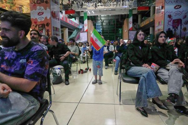 Футбольные болельщики в Тегеране смотрят прямую трансляцию матча группы G Чемпионата мира по футболу между Ираном и Бельгией в книжном магазине, переоборудованном под площадку для просмотра матчей.