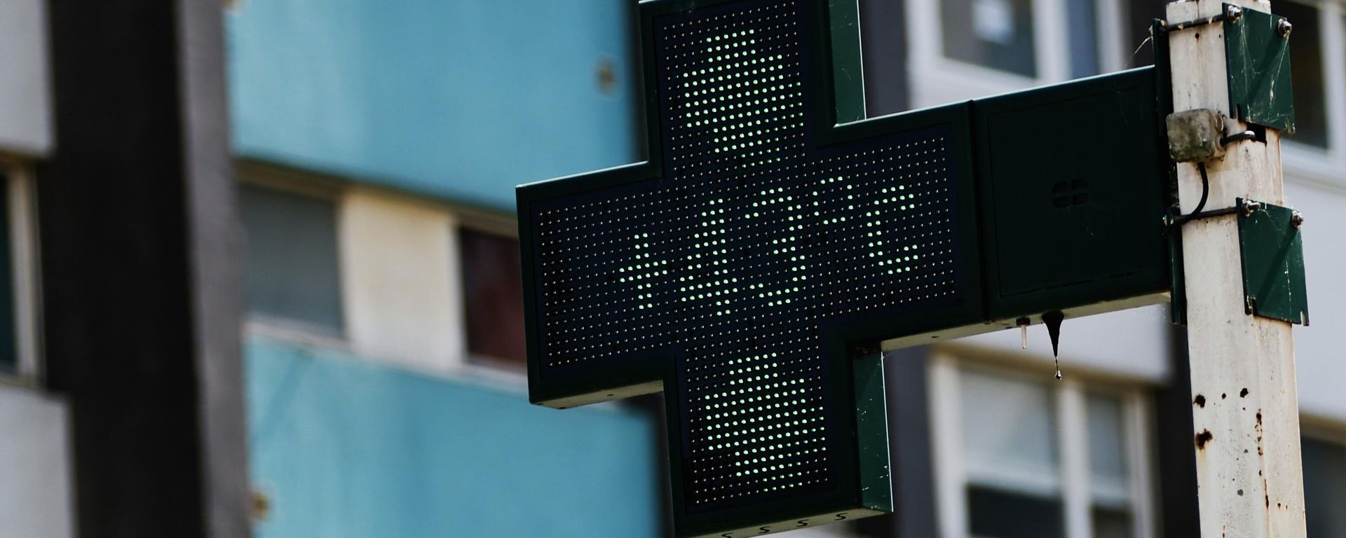 Температура 43 градуса Цельсия на вывеске аптеки в Ренне, на западе Франции - Sputnik Беларусь, 1920, 28.06.2026
