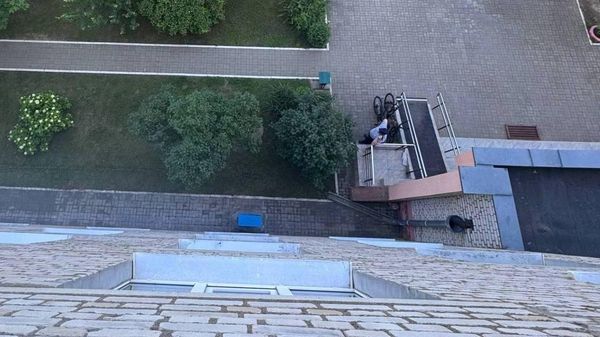 Вид из окна дома в Марьиной горке, из которого выпал ребенок - Sputnik Беларусь