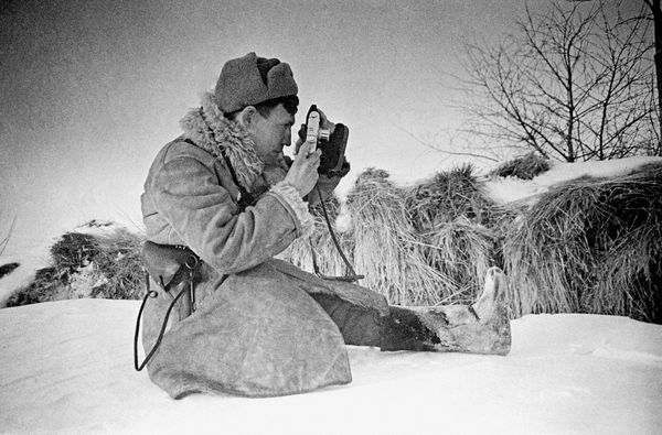 Фотокорреспондент Александр Моклецов во время фотосъемки, 1941 год - Sputnik Беларусь