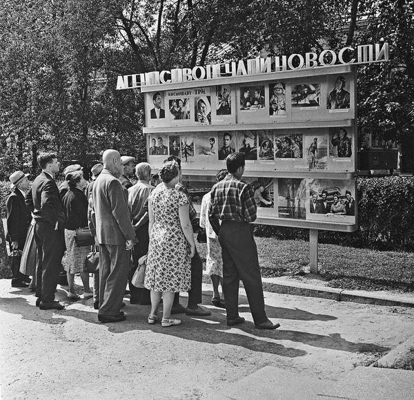 Фотовитрина Агентства печати Новости (АПН), посвященная полету в космос Андрияна Николаева. - Sputnik Беларусь