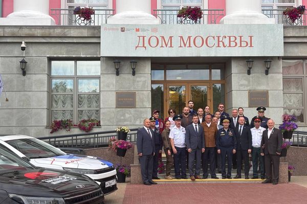 Участники автопробега Дорогами народных ополченцев посадили деревья в Минске - Sputnik Беларусь