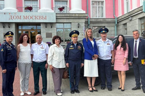 Участники автопробега Дорогами народных ополченцев посадили деревья в Минске - Sputnik Беларусь