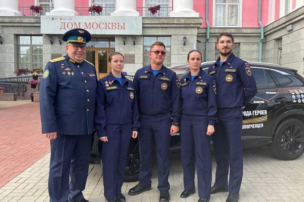 Участники автопробега Дорогами народных ополченцев посадили деревья в Минске - Sputnik Беларусь