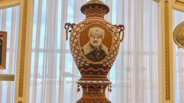 Подарки мировых лидеров Лукашенко показали во Дворце Независимости (видео) - Sputnik Беларусь