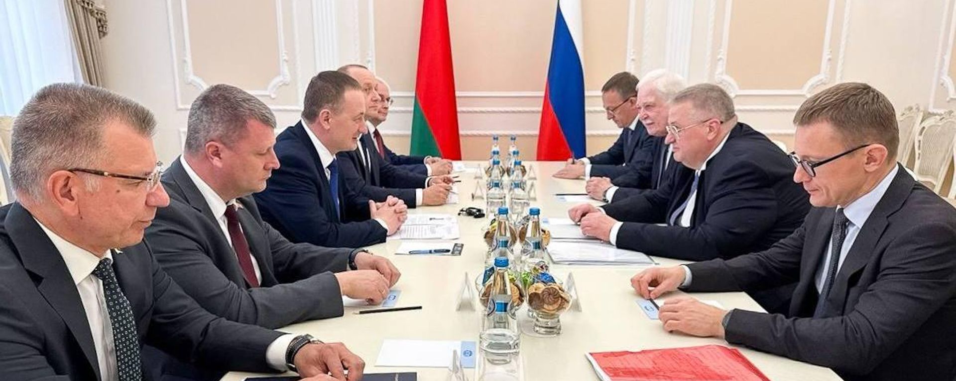 Сустрэча прэм'ер-міністра Беларусі Аляксандра Турчына з намеснікам старшыні ўрада Расіі Аляксеем Аверчуком - Sputnik Беларусь, 1920, 25.06.2026