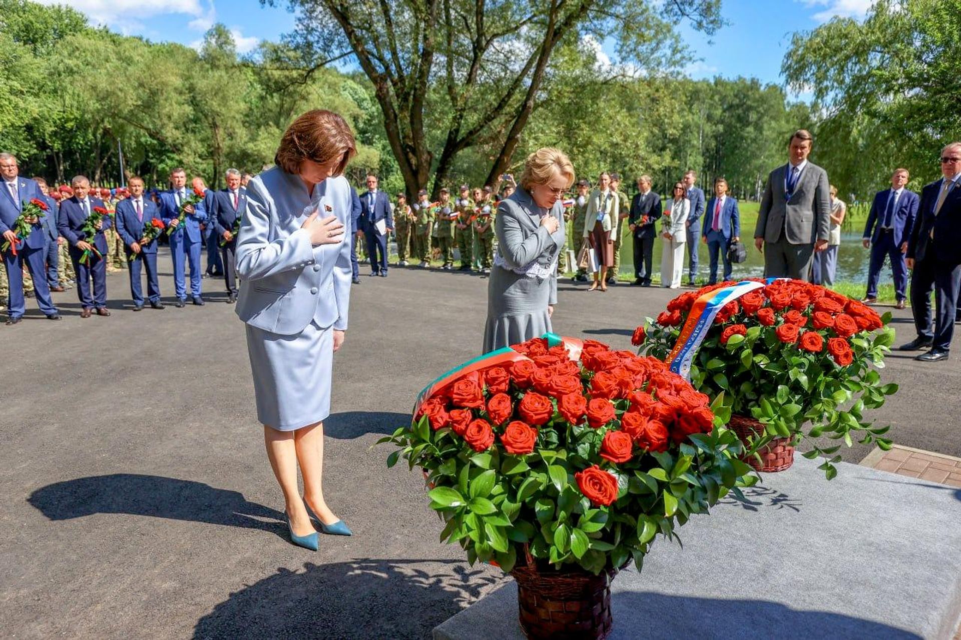 Председатель Совета Республики Национального собрания Беларуси Наталья Кочанова и председатель Совета Федерации Федерального собрания Российской Федерации Валентина Матвиенко на открытии памятника летчику-герою Александру Мамкину  - Sputnik Беларусь, 1920, 25.06.2026
