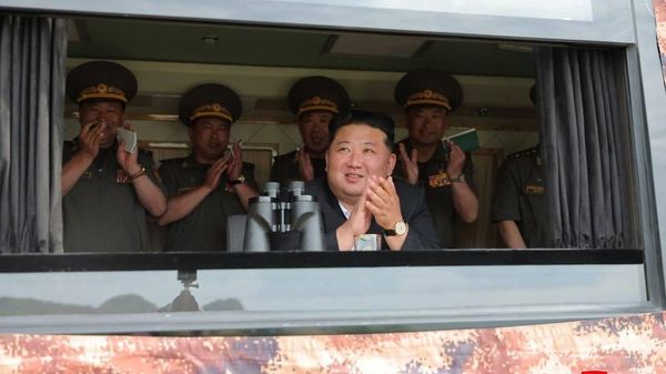 Ким Чен Ын посетил испытания модернизированных артиллерийских и ракетных систем - Sputnik Беларусь