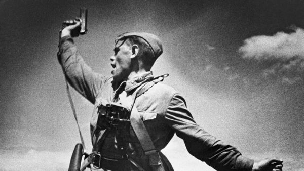 Как в 1941-м впервые пели Вставай, страна огромная ― история в видео - Sputnik Беларусь