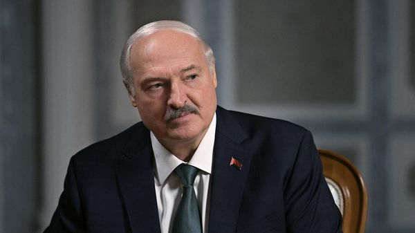 Лукашенко назвал экономику главным приоритетом Беларуси и России - Sputnik Беларусь