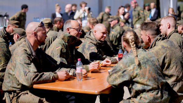 Канцлер ФРГ Фридрих Мерц с немецкими военнослужащими - Sputnik Беларусь