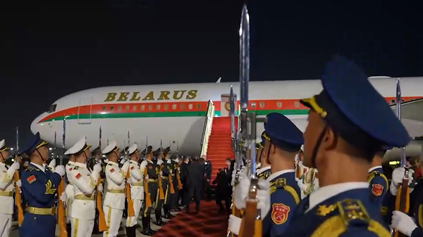 Почетный караул и кортеж: как встречали Лукашенко в Пекине (видео) - Sputnik Беларусь