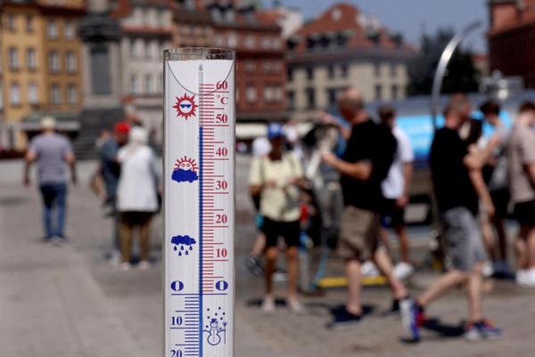 Термометр показывает 50 градусов Цельсия на Замковой площади во время жары в Варшаве, Польша
